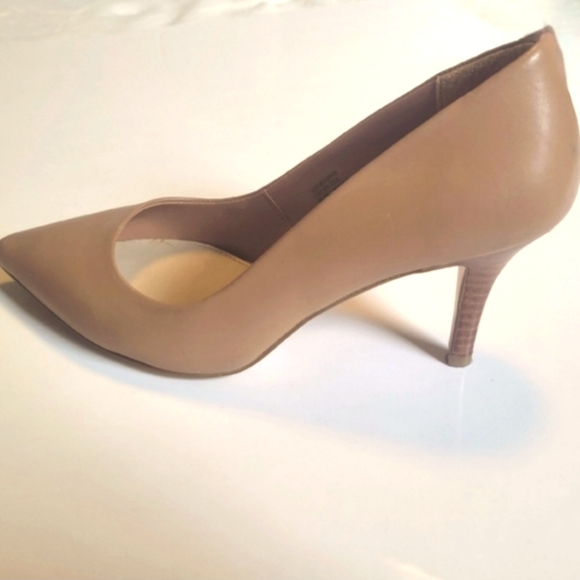 le chateau Shoes - LE CHÂTEAU Nude Leather Upper Heels 3 1/2"